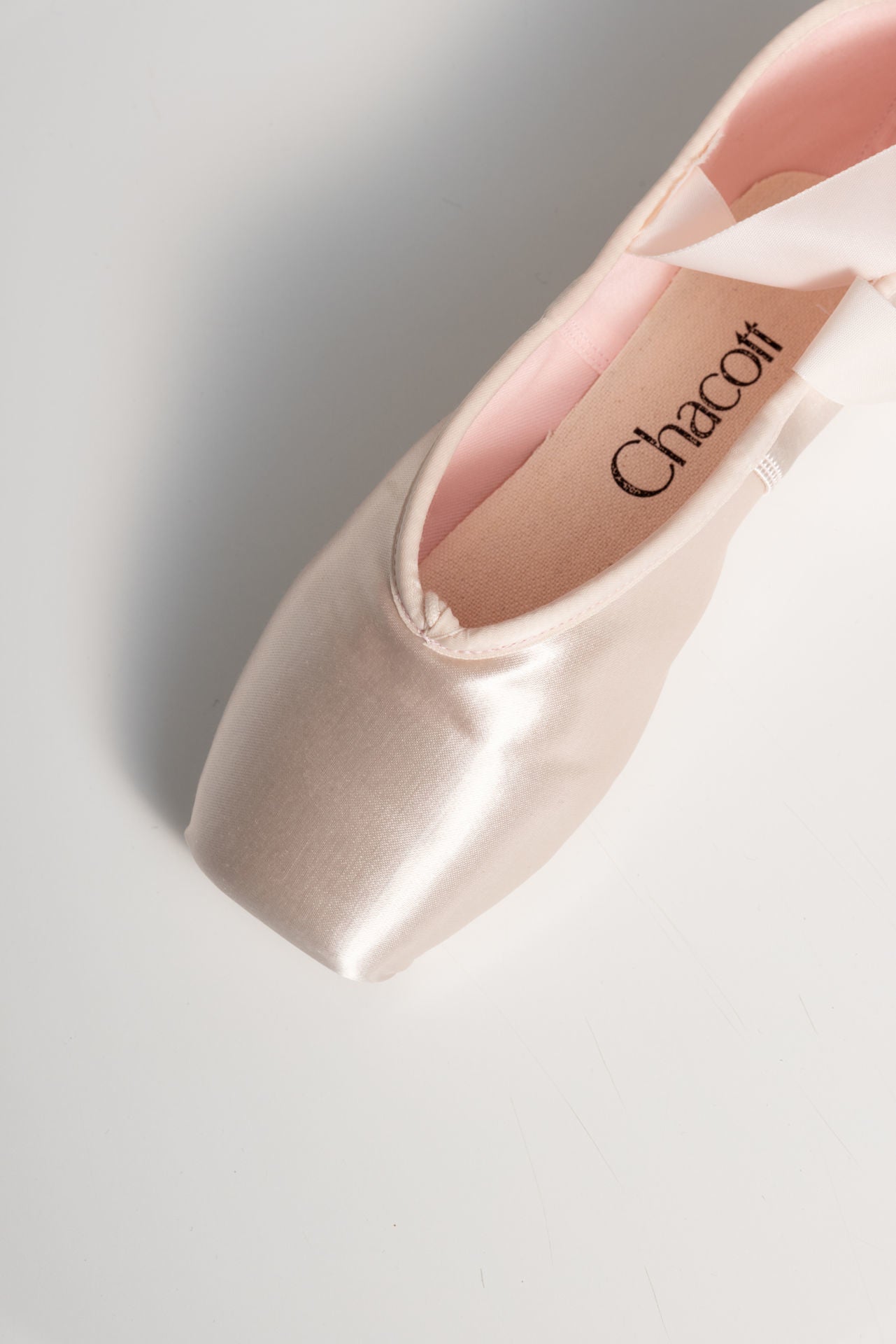 V101 Chacott Progres Pointe Shoe - Junior Medium Shank Strength